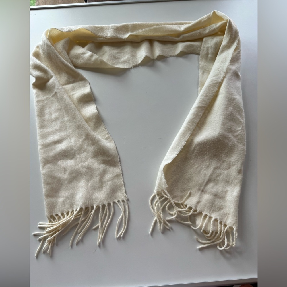 V. FRAAS Cream Fringe Scarf